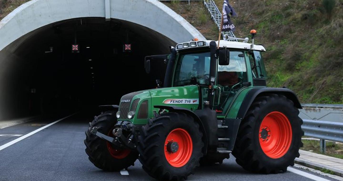 Στις 16:00 τα μπλόκα κόβουν ξανά τη χώρα στα δύο: Θα κλείσουν παράδρομοι – Εξετάζεται πανελλαδική σύσκεψη το Σάββατο