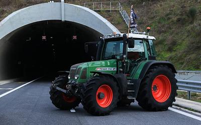 Αγρότες: Χάος στους δρόμους και τελεσίγραφο για διάλογο