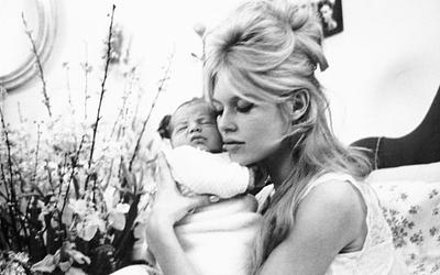 Η μητρότητα στο εδώλιο: Γιατί στιγματίζεται η μάνα που φεύγει;