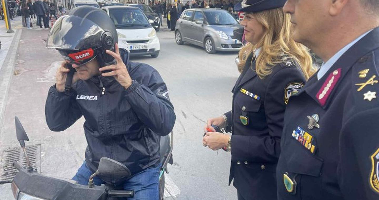 Χανιά: Κράνη και αλκοολόμετρα μοίρασε η ΕΛ.ΑΣ. σε οδηγούς – Αυξάνονται οι έλεγχοι ενόψει εορτών