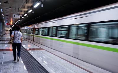 Αλλαγές στα ΜΜΜ: Πώς θα κινηθούν λεωφορεία, τρόλεϊ, μετρό τα Χριστούγεννα