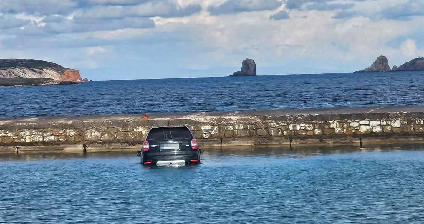 Πάρος: Αυτοκίνητο έπεσε στη θάλασσα και βυθίστηκε -Ο οδηγός δεν είχε βάλει χειρόφρενο [βίντεο]