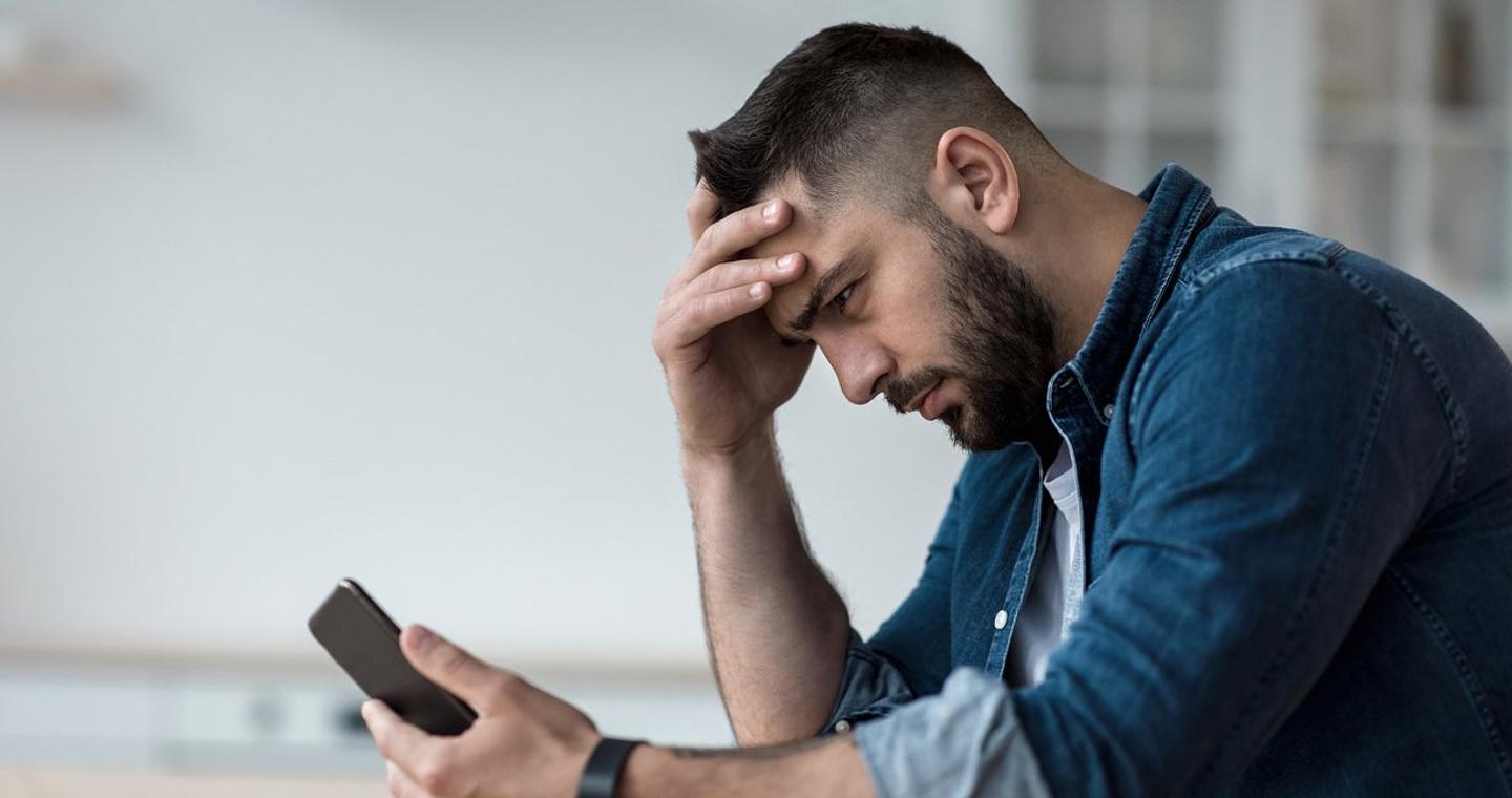 Αν ένας άντρας έχει χάσει τη χαρά του στη ζωή, η Ψυχολογία λέει ότι συχνά θα εμφανίζει αυτές τις 9 σιωπηρές συμπεριφορές