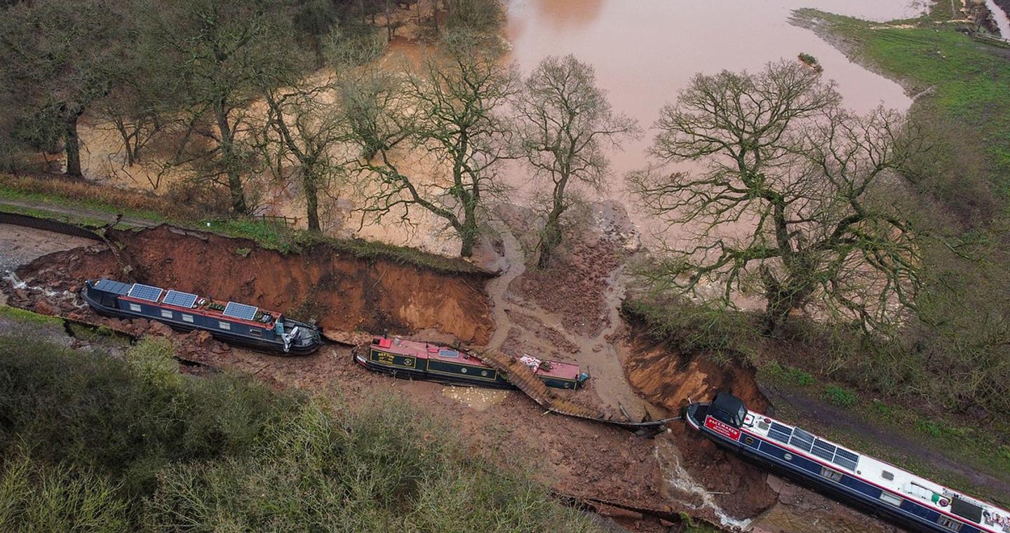 Καταβόθρα «κατάπιε» σκάφη σε κανάλι στη Βρετανία – Δείτε το συγκλονιστικό βίντεο