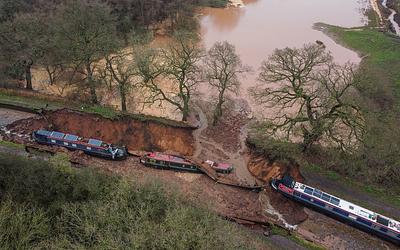 Καταβόθρα «κατάπιε» κανάλι στην Αγγλία: Σκάφη στον γκρεμό, κάτοικοι σε πανικό!