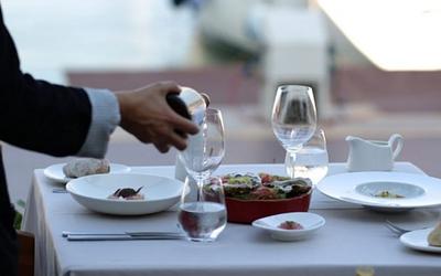 Ρεβεγιόν με γεύσεις πολυτέλειας: Τα μενού της Αθήνας για το 2025!