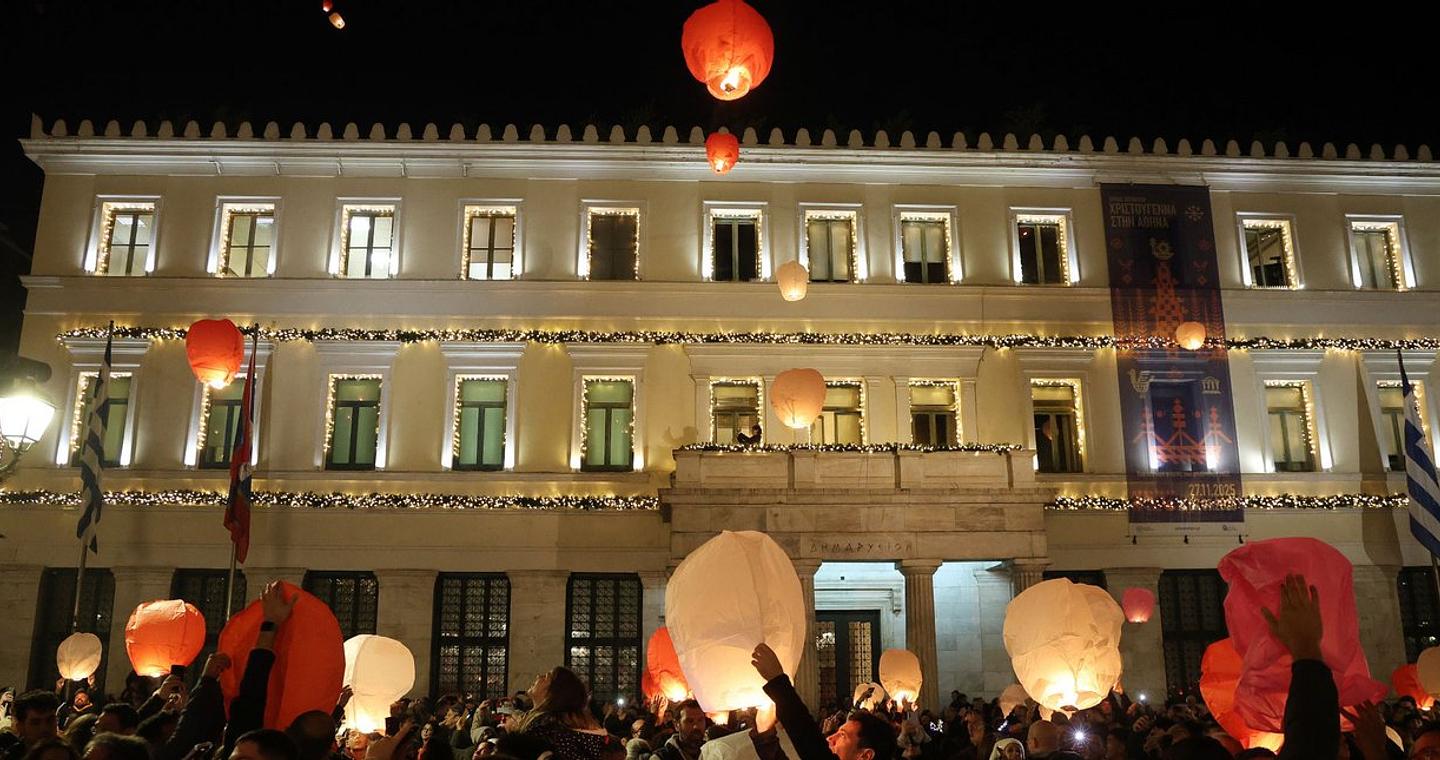 Μαγικές εικόνες στην Αθήνα: Χιλιάδες φαναράκια στον Αττικό ουρανό για τη «Νύχτα των Ευχών» [βίντεο]