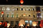 Η Αθήνα λάμπει: Χιλιάδες φαναράκια φώτισαν την "Νύχτα των Ευχών"!
