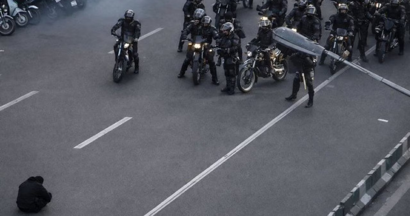 Ιράν όπως πλατεία Τιενανμέν: Ένας διαδηλωτής μόνος απέναντι στις δυνάμεις ασφαλείας στην Τεχεράνη