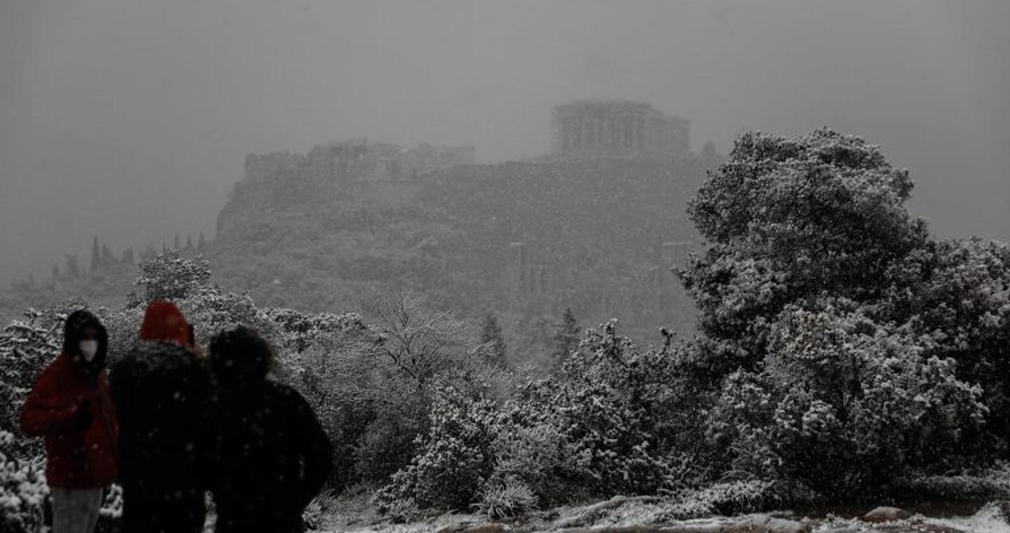 Καιρός: Τσουχτερό κρύο παραμονή και ανήμερα της  Πρωτοχρονιάς – Πού αναμένεται να χιονίσει, νιφάδες και στην Αττική