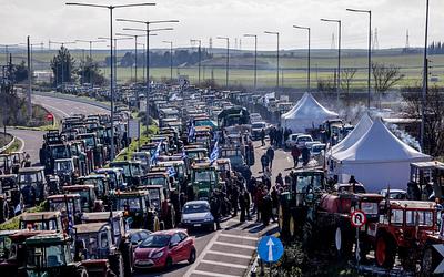 Αγρότες: Πρωτοχρονιά στα μπλόκα, κλιμακώνουν τον αγώνα – Τι θα γίνει την Κυριακή