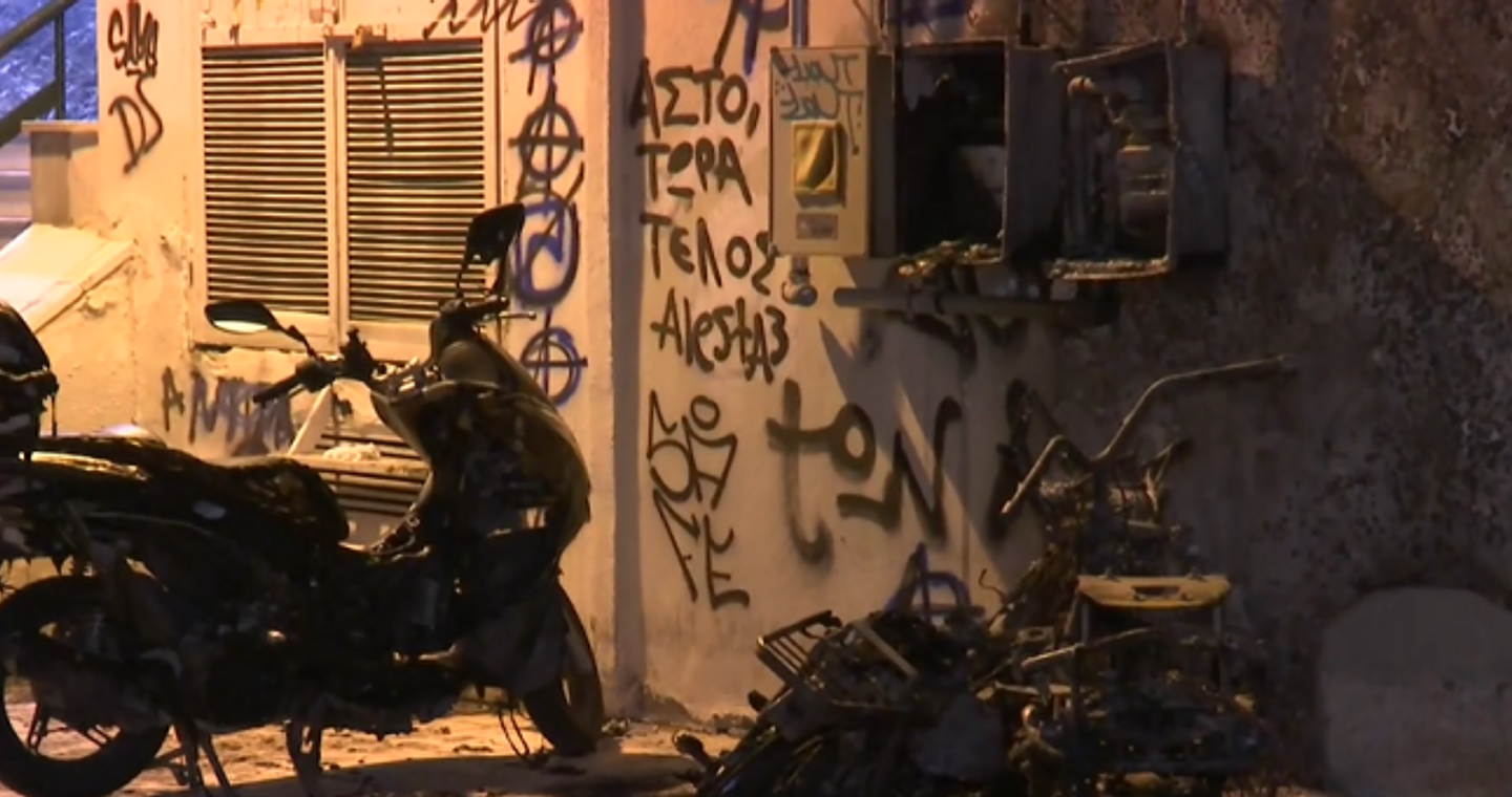 Θεσσαλονίκη: Πυρκαγιά σε είσοδο πολυκατοικίας -Τρεις μηχανές καταστράφηκαν ολοσχερώς