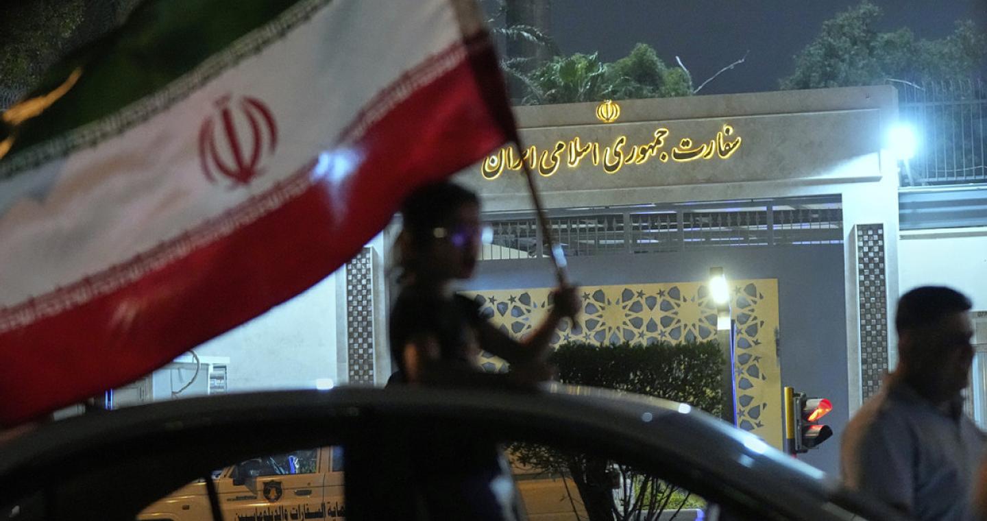 «Θάνατος στον δικτάτορα»: Το κύμα διαδηλώσεων στο Ιράν λόγω της ύφεσης πήρε γρήγορα αντικαθεστωτικό χαρακτήρα