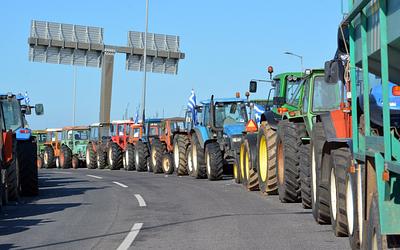 Αγρότες στα μπλόκα: Κλιμακώνεται η ένταση με απειλές και αιχμές