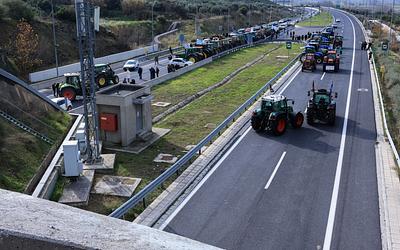 Αγρότες: Ρεβεγιόν στα μπλόκα, αλλά ανοιχτοί δρόμοι για τους εκδρομείς!