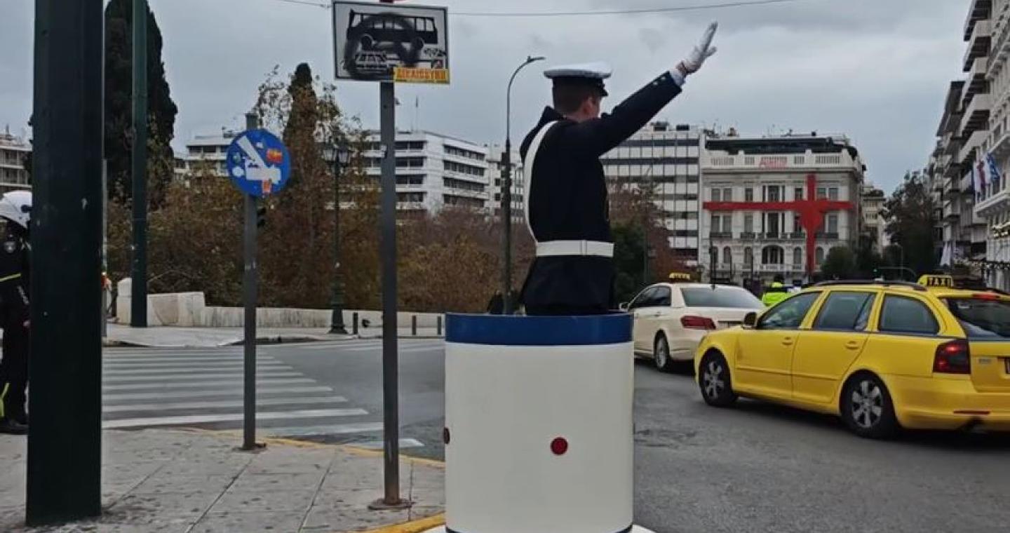 Το «βαρέλι» επέστρεψε στο Σύνταγμα: 90 χρόνια από το πρώτο δώρο στον Τροχονόμο - Πώς καθιερώθηκε το έθιμο (Βίντεο)