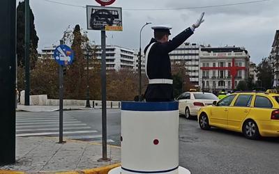 Αναβίωση παράδοσης στην Αθήνα: Ο υπουργός τίμησε τον τροχονόμο!