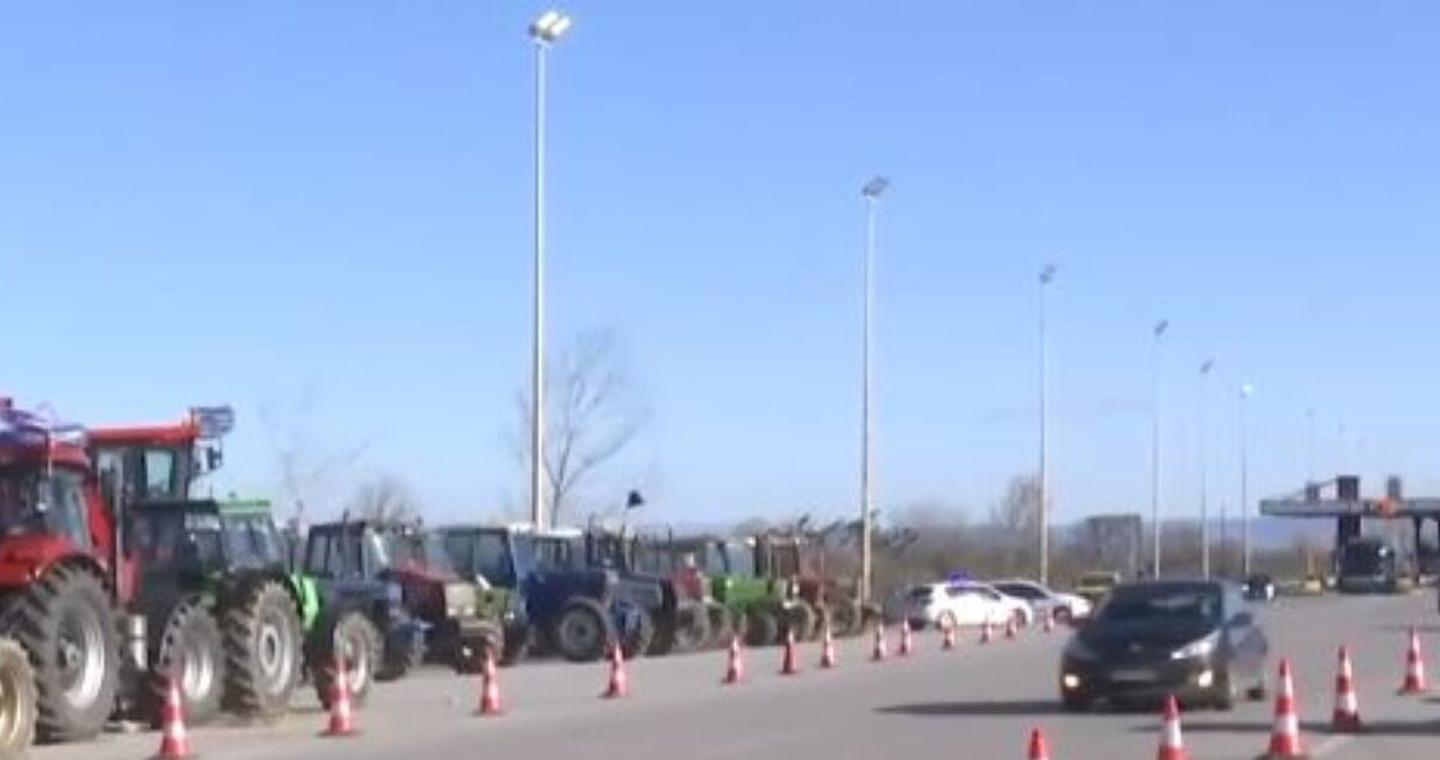 Μπλόκα αγροτών: Παραμένουν παραταγμένα τα τρακτέρ - Χωρίς προβλήματα διεξάγεται η κυκλοφορία των οχημάτων σε μία ή δύο λωρίδες