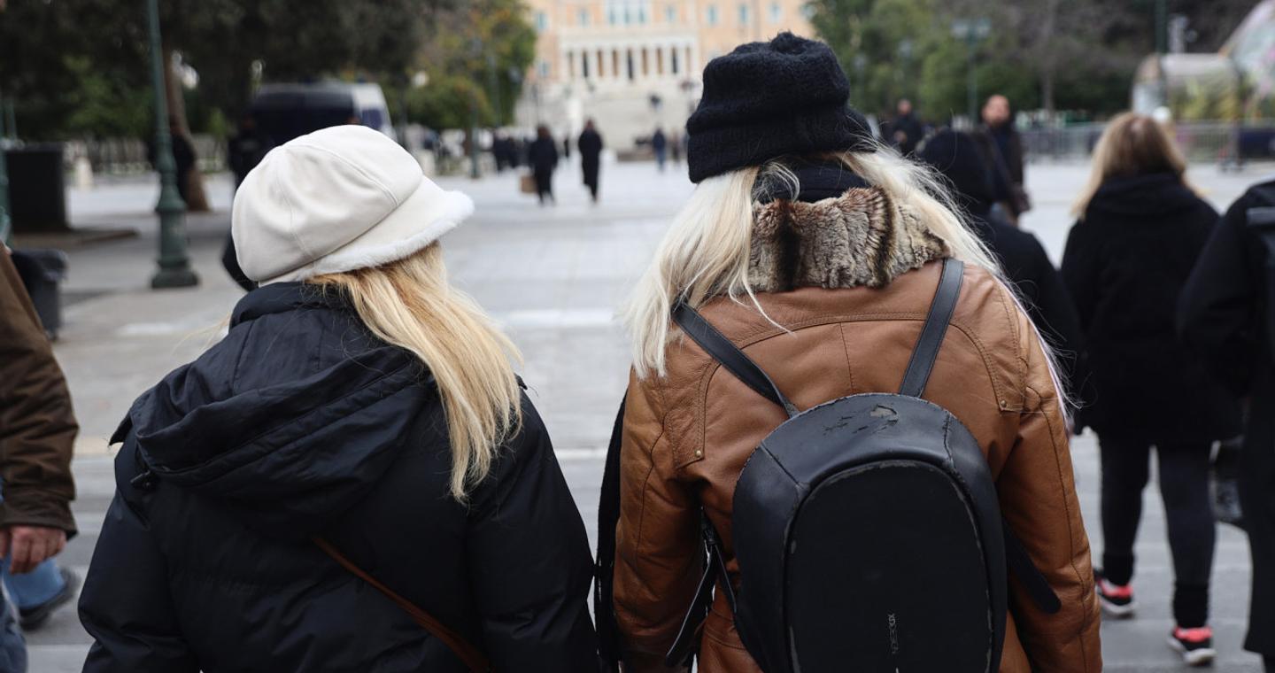 Πρωτοχρονιά με τσουχτερό κρύο και ασθενείς χιονοπτώσεις στα βόρεια