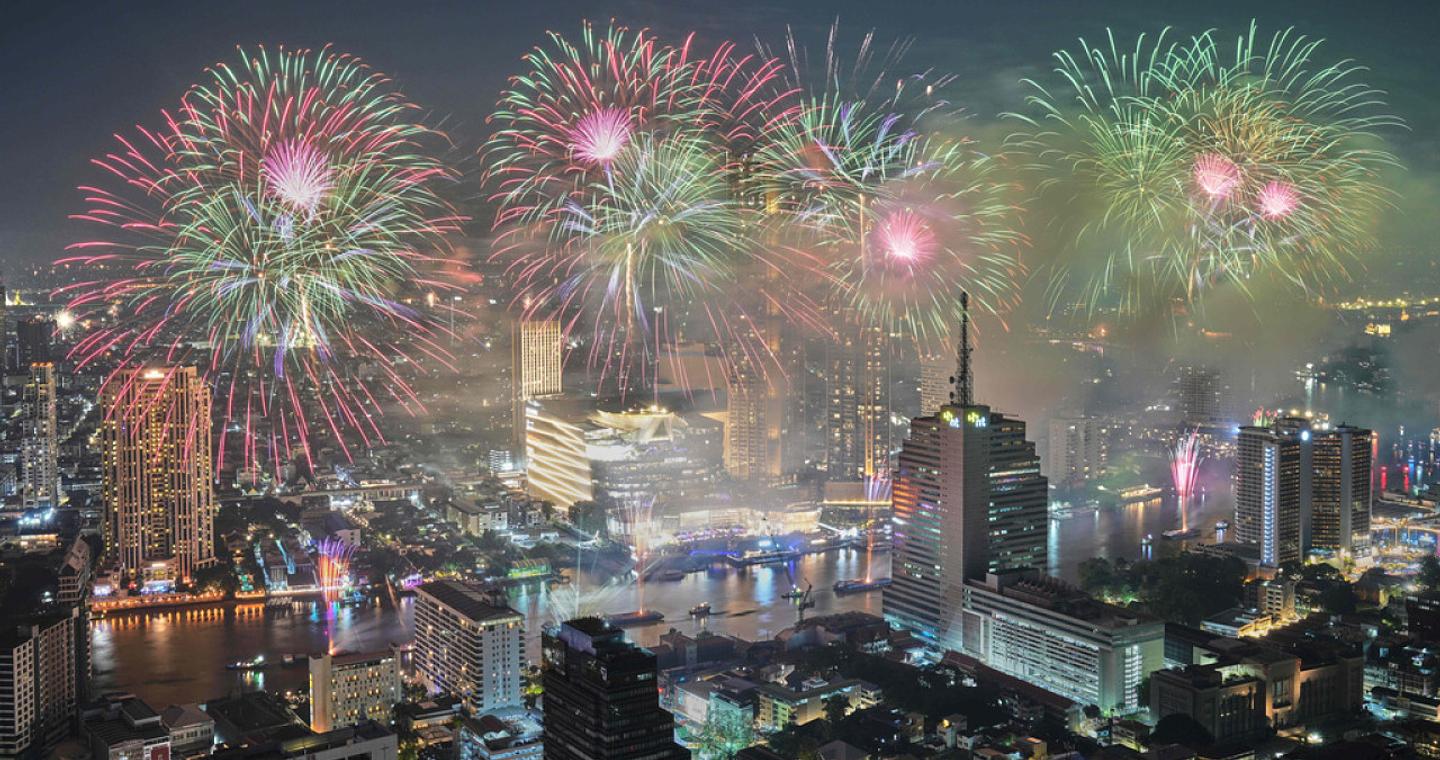 Πυροτεχνήματα και εύθραυστες εκεχειρίες: Ο κόσμος αποχαιρετά το 2025 και υποδέχεται το 2026