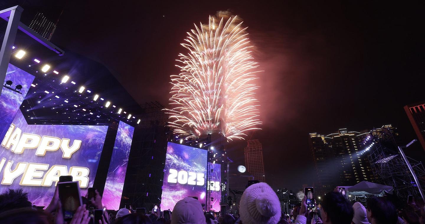 Πώς υποδέχτηκε η υφήλιος το 2026: Από το λαμπερό Ντουμπάι στο σκοτεινό Κίεβο