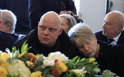 Συγκίνηση στην κηδεία της Σύλβας Ακρίτα: Πολιτικοί και καλλιτέχνες στο «τελευταίο αντίο»