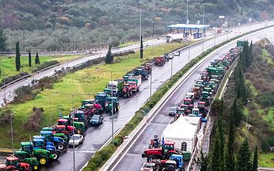Αγρότες σε Πανελλαδικό Ξεσηκωμό: Κλείνουν Δρόμους, Κλιμακώνουν τις Κινητοποιήσεις!