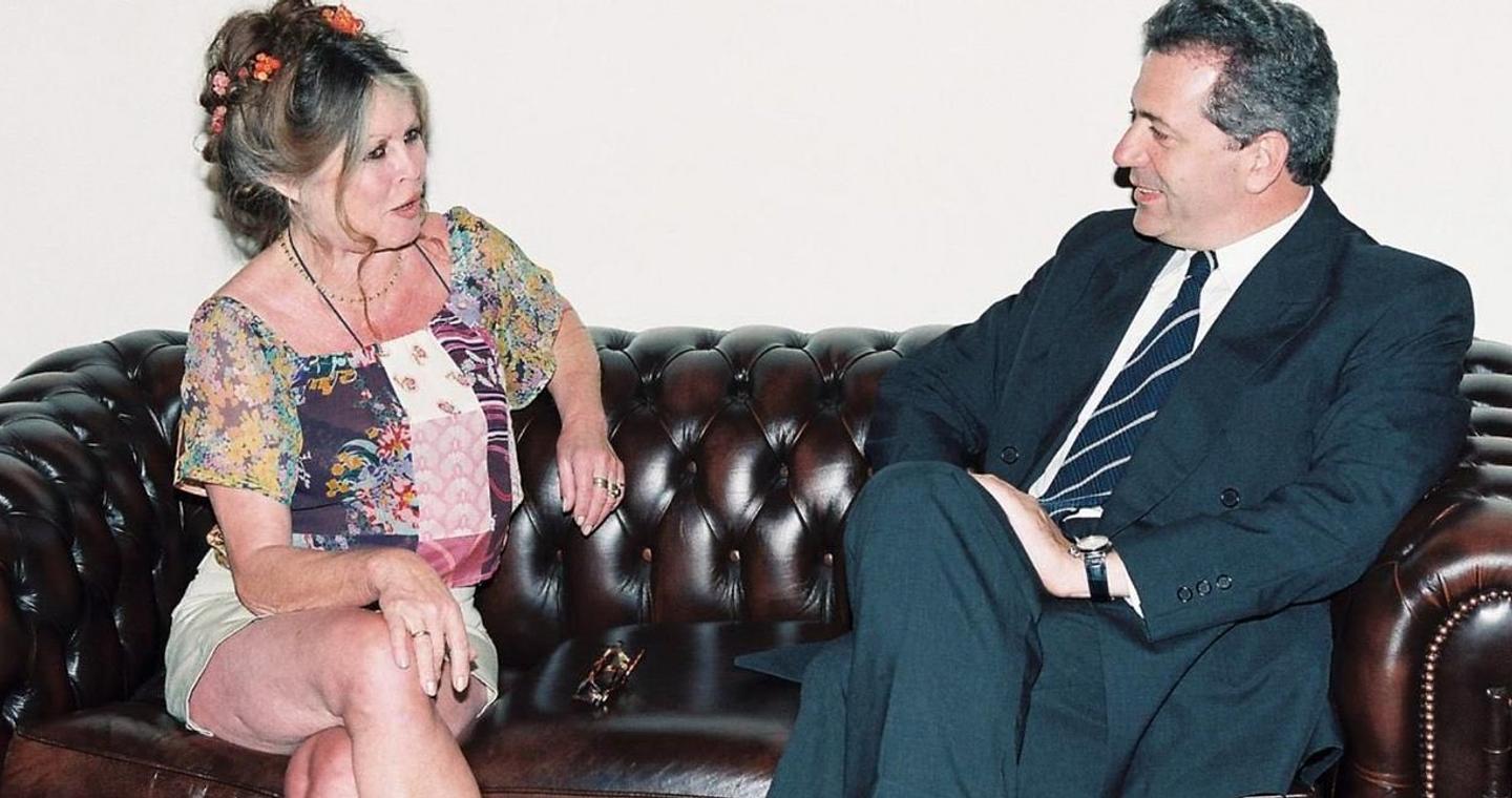 Ο Αβραμόπουλος αποχαιρετά την Μπριζίτ Μπαρντό με μια φωτογραφία από συνάντησή τους