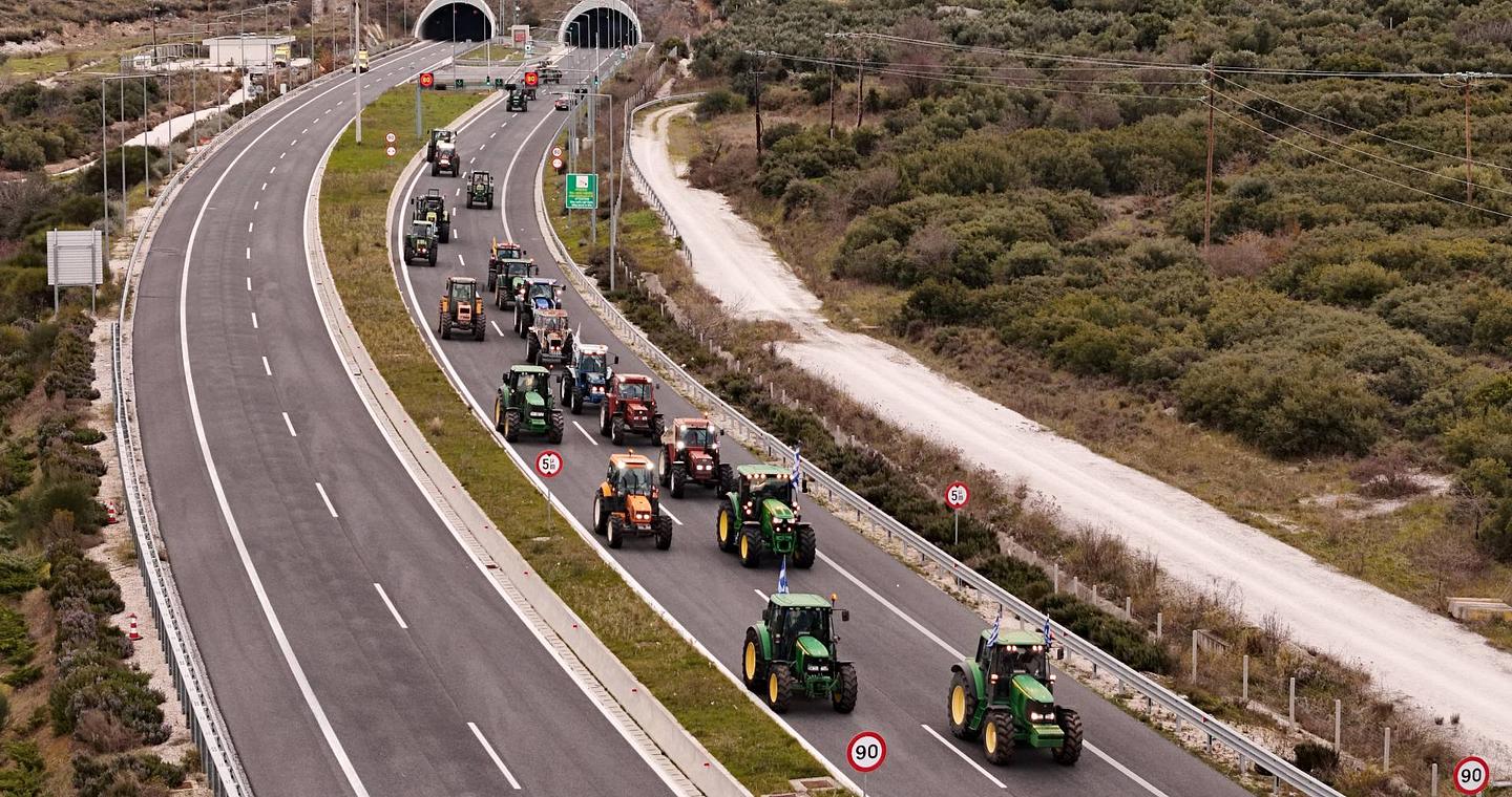 Αγρότες: Κλιμακώνονται οι κινητοποιήσεις – Κόβεται στα δύο η χώρα