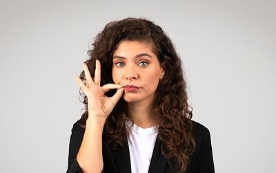 Η δύναμη της σιωπής: Πότε η αποχώρηση είναι η πιο σοφή απάντηση