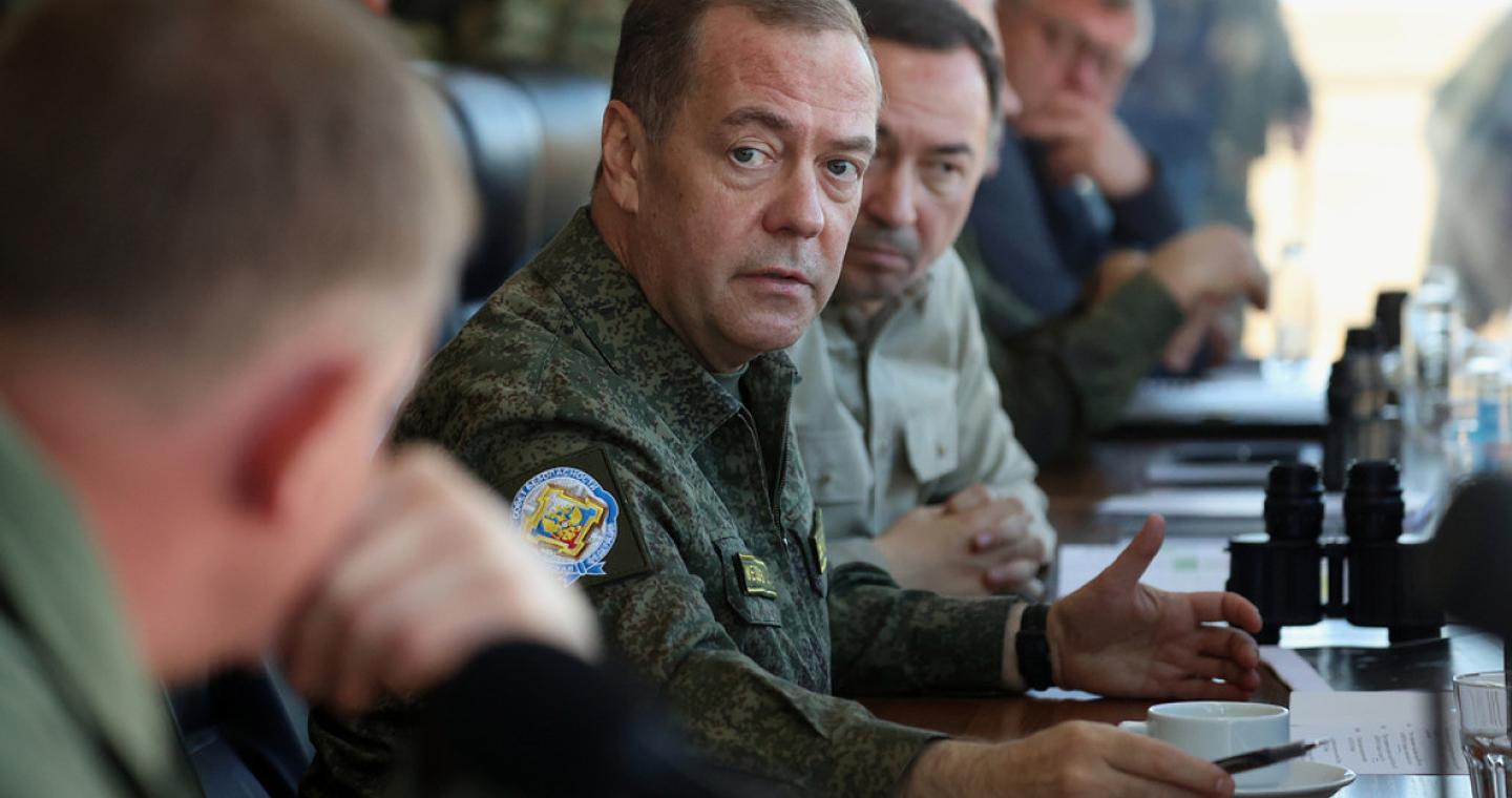 Μεντβέντεφ: «Μετά την επίθεση στον Πούτιν ο Ζελένσκι πρέπει να κρύβεται για το υπόλοιπο της ζωής του»