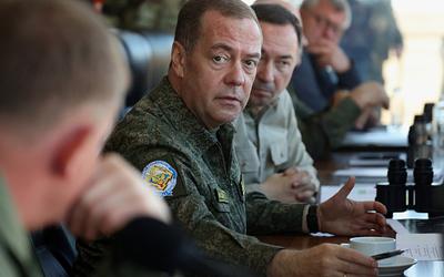 Μεντβέντεφ: «Ο Ζελένσκι πρέπει να κρυφτεί μετά την επίθεση στην κατοικία Πούτιν»