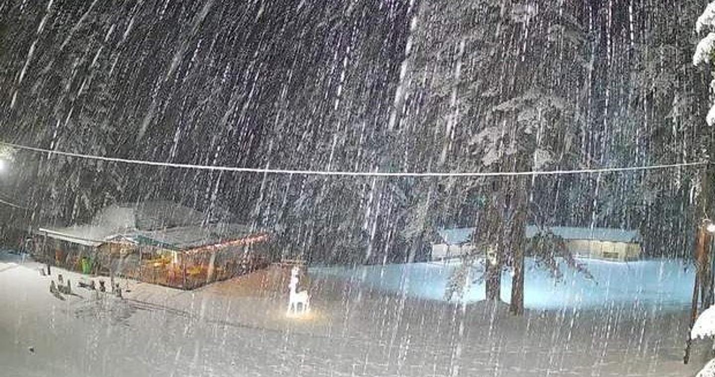 Χιονοπτώσεις και χαμηλές θερμοκρασίες στα ορεινά της Ηπείρου – Επιχείρηση απεγκλωβισμού 5 οχημάτων στο Ζαγόρι