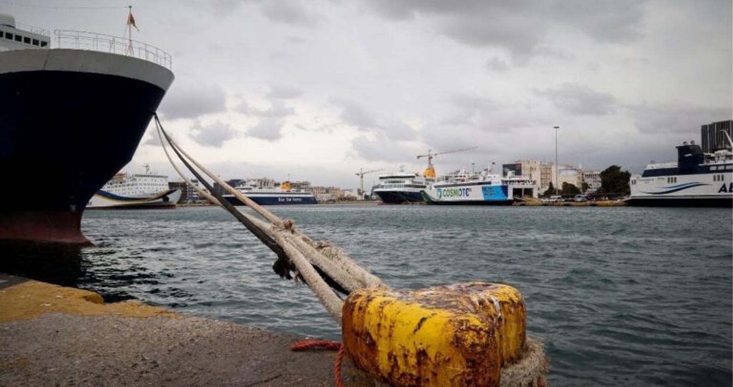 Ισχυροί άνεμοι «δένουν» τα πλοία – Απαγορευτικό από Πειραιά και Ραφήνα για Κυκλάδες