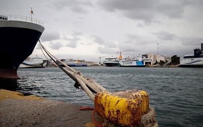 Χάος στις ακτοπλοϊκές συγκοινωνίες λόγω ισχυρών ανέμων: Πού ισχύει απαγορευτικό