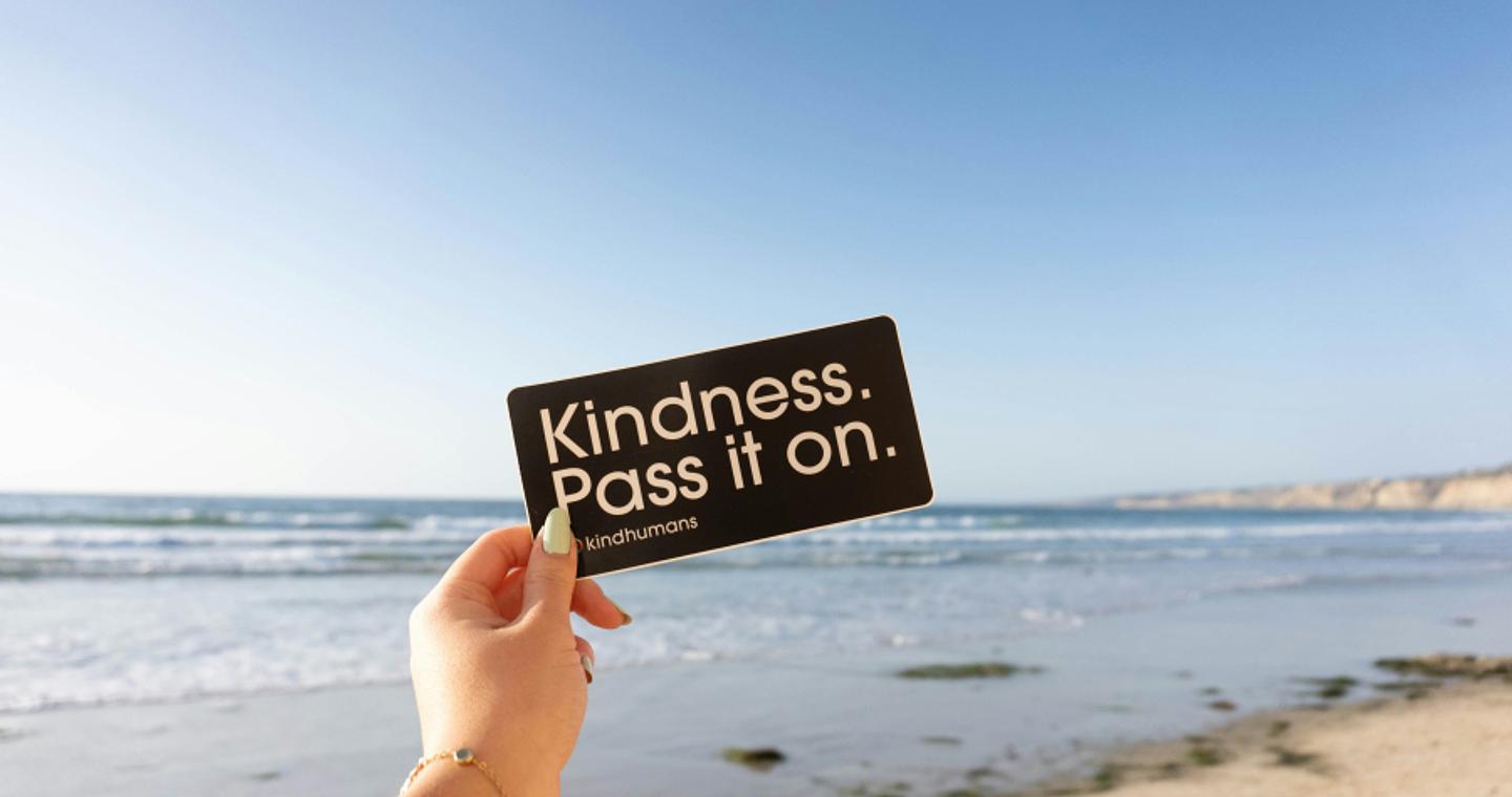 Η ψυχολογία λέει ότι όσοι αφήνουν τους άλλους να προηγούνται όταν φαίνονται βιαστικοί, εμφανίζουν αυτά τα 6 χαρακτηριστικά