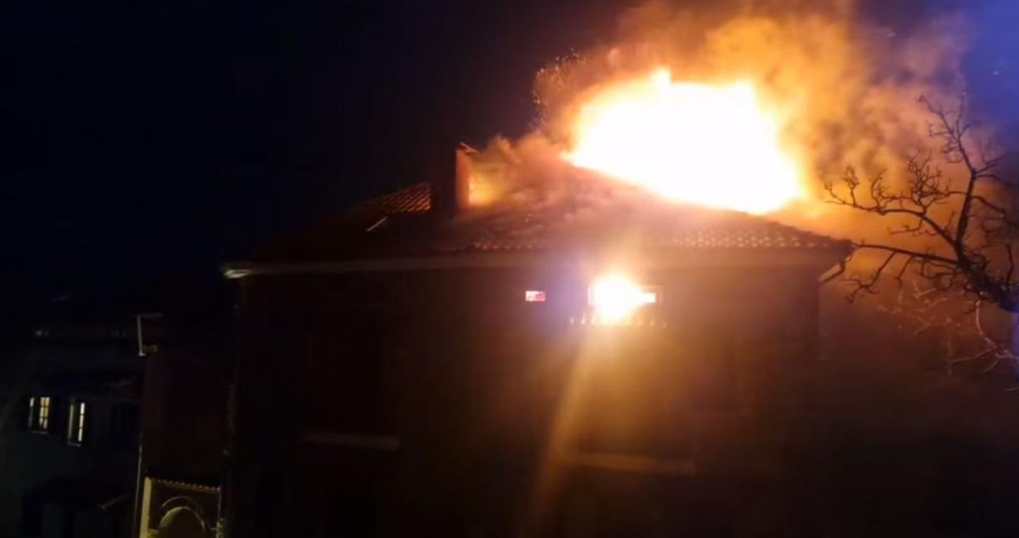 Μεγάλη φωτιά σε σπίτι στην Αράχωβα