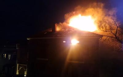 Αράχωβα: Διώροφη κατοικία παραδόθηκε στις φλόγες – Άμεση επέμβαση της Πυροσβεστικής