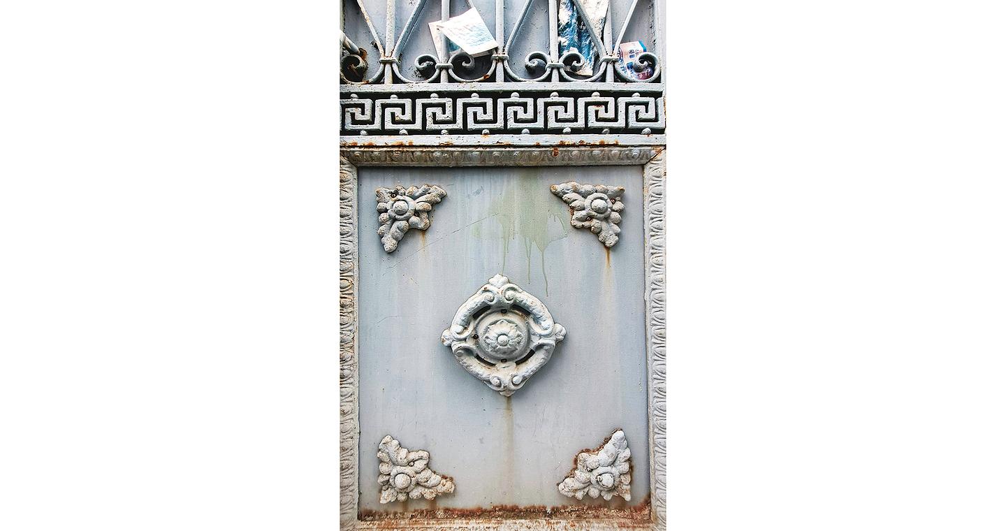 Η καγκελόπορτα της οδού Σμολένσκη