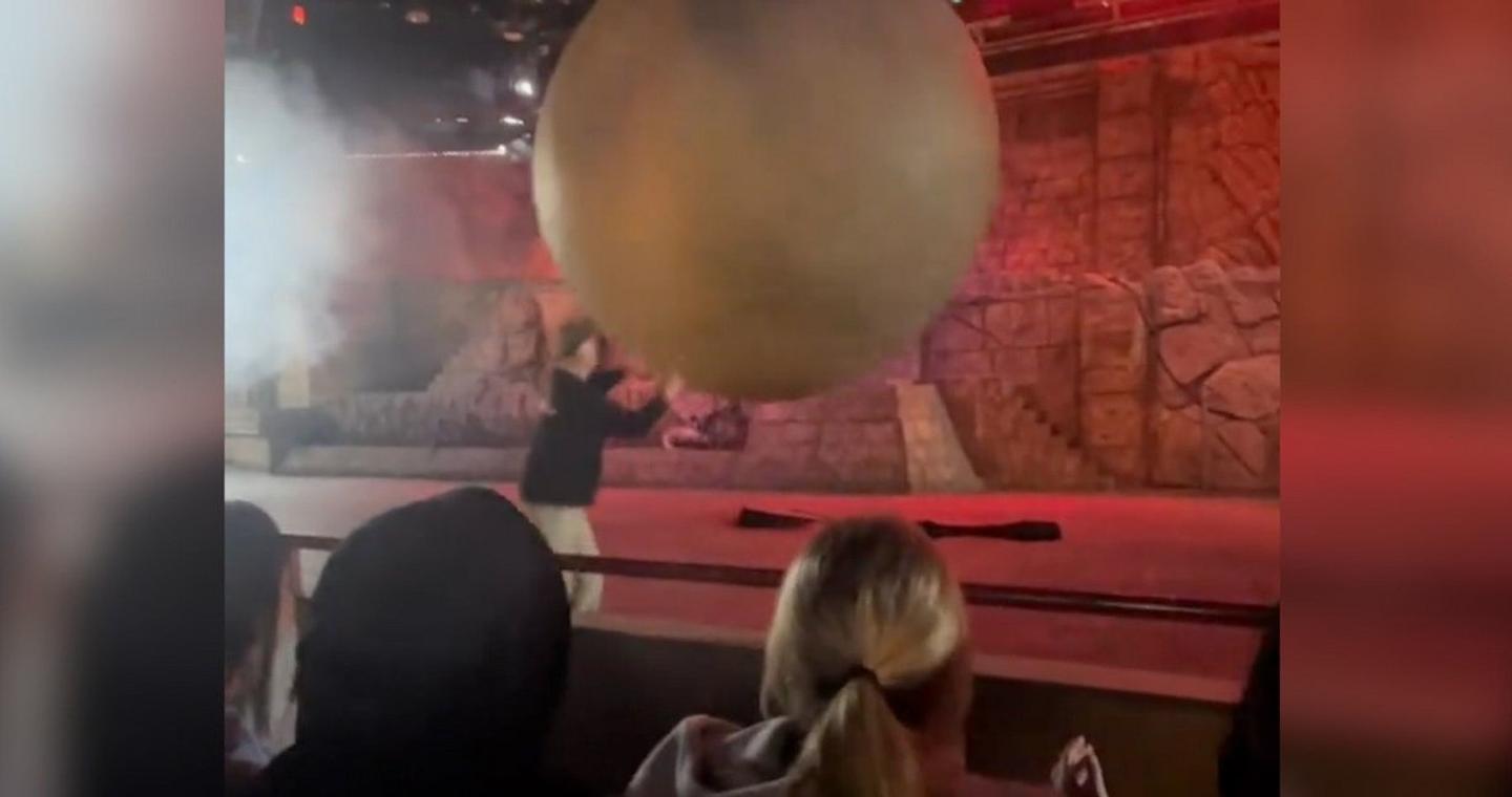 Απίστευτο βίντεο από την Disney World -Ψεύτικος βράχος 180 κιλών χτυπά εργαζόμενο και τον ρίχνει κάτω