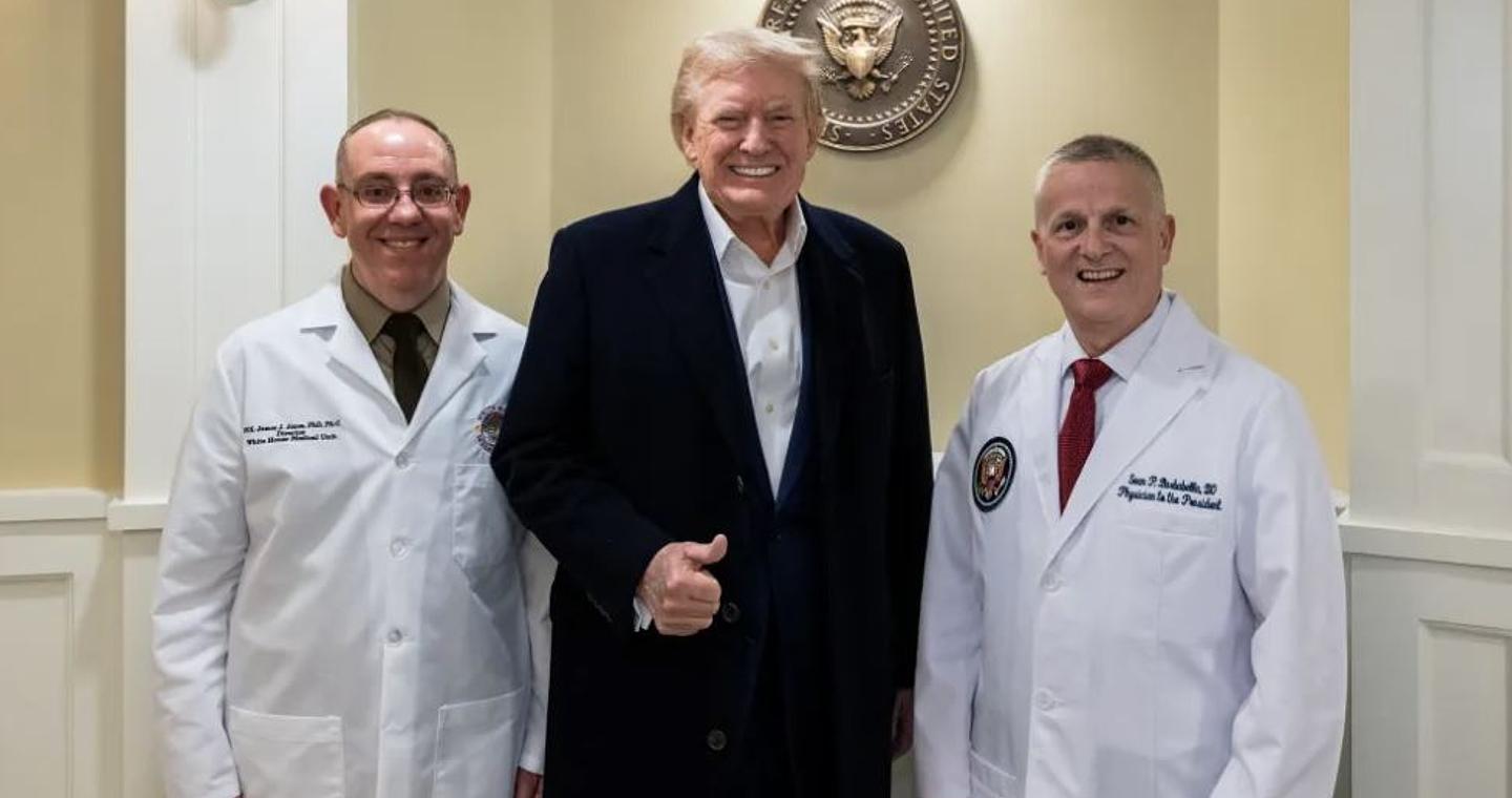 Σημάδια ηλικίας και άρνηση: πώς ο Τραμπ αντιμετωπίζει τη κατάσταση της υγεία του