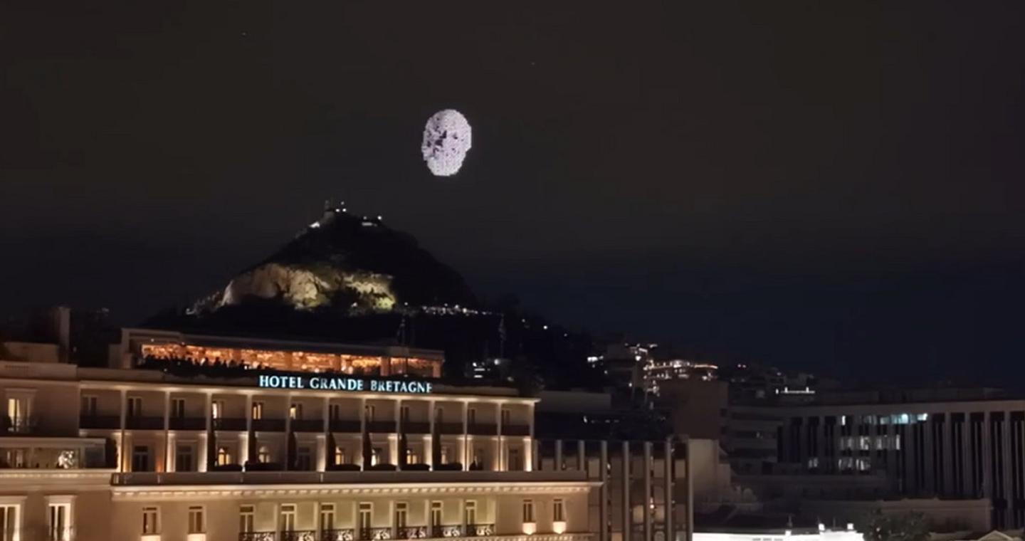 Νέα πλάνα από τη συγκινητική στιγμή που τα drones «ζωγράφισαν» το πρόσωπο του Διονύση Σαββόπουλου στον ουρανό της Αθήνας