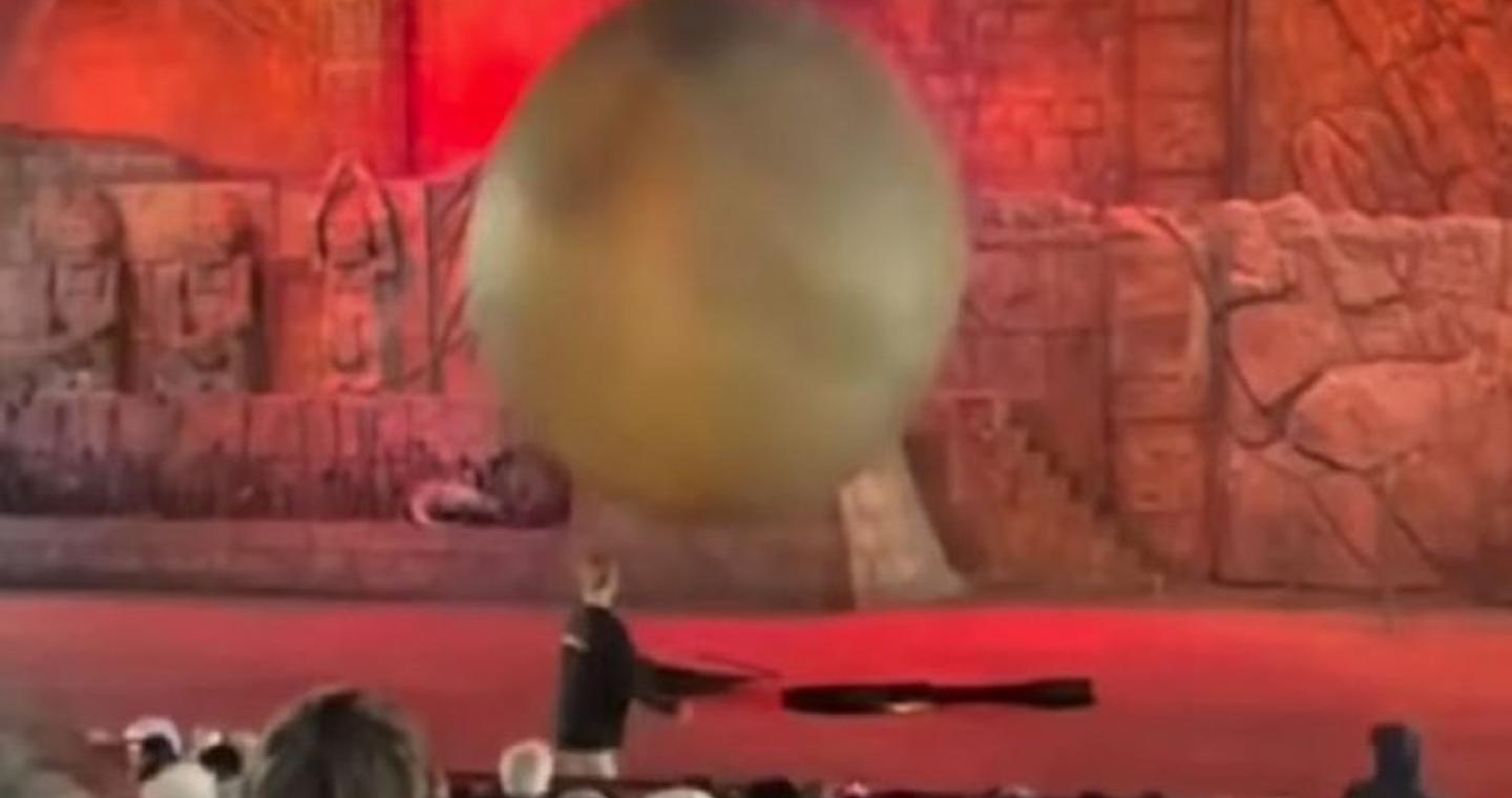 Εργαζόμενος της Disney τραυματίστηκε από έναν ψεύτικο βράχο βάρους 180 κιλών κατά τη διάρκεια ενός σόου