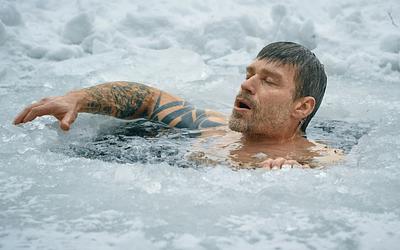 Μυστικό μακροζωίας; Κρύο νερό «αναπρογραμματίζει» το σώμα, αποκαλύπτει έρευνα!