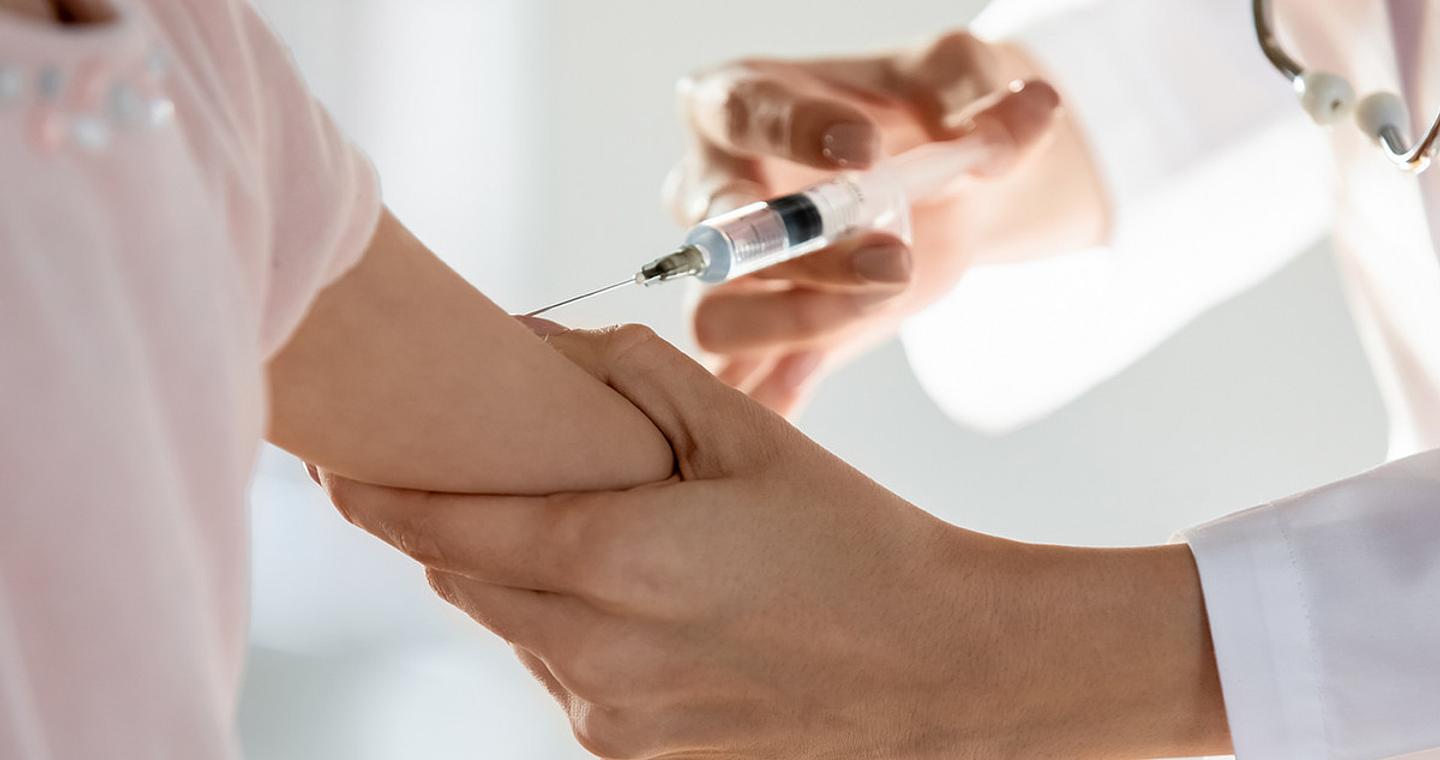 Σε έξαρση η υπεργρίπη: Πότε αναμένεται οι κορύφωση – Τι πρέπει να κάνουμε εάν εμφανίσουμε συμπτώματα