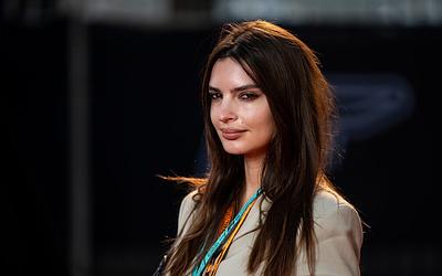 Η Έμιλι Ραταϊκόφσκι στην Αθήνα με τον Ρομέν Γαβρά!