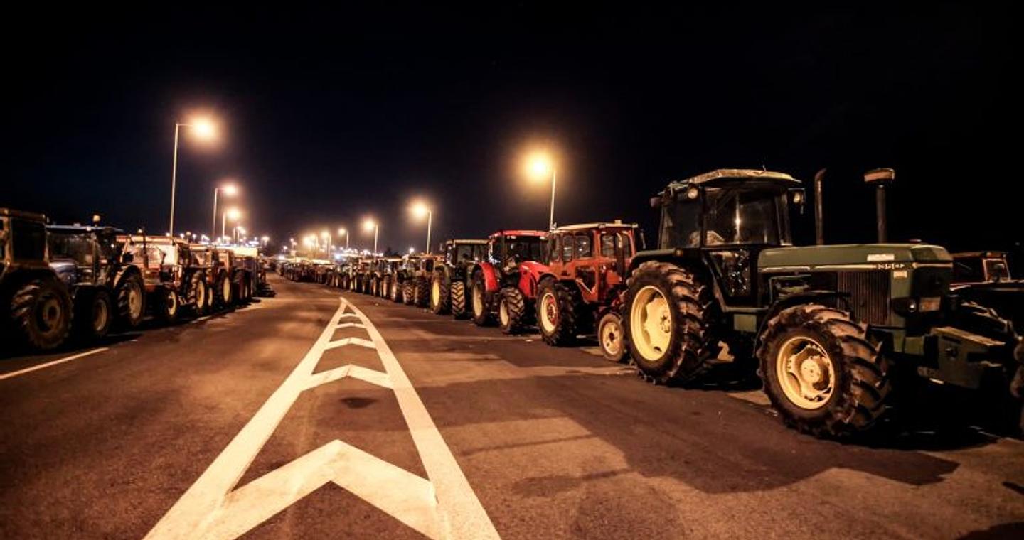 Κλιμακώνουν τις κινητοποιήσεις οι αγρότες μετά τις ανακοινώσεις της κυβέρνησης – 18 μπλόκα ζητούν συνάντηση με τον Πρωθυπουργό