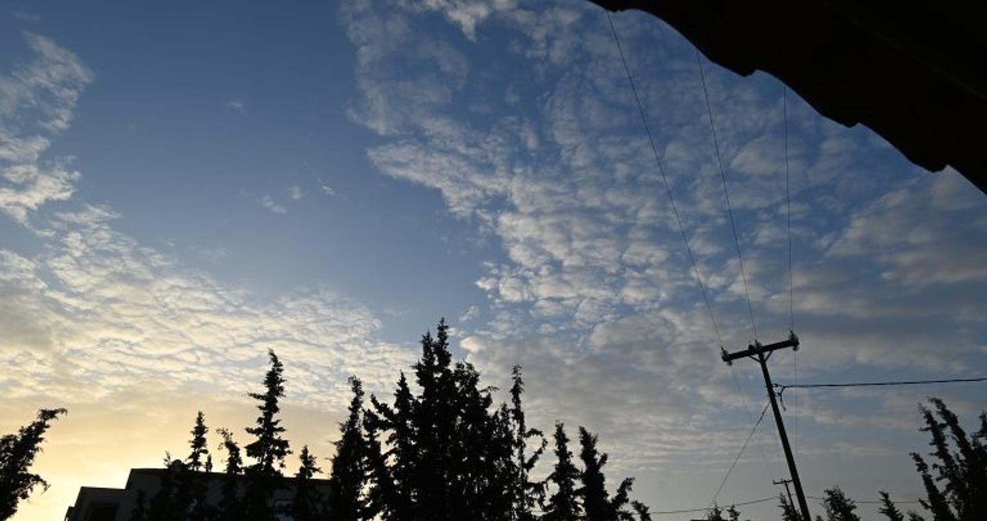 Καιρός: Ενισχυμένοι άνεμοι και τοπικές βροχές στα νησιά και τα δυτικά ηπειρωτικά