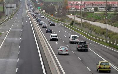 Κάμερες AI vs οδηγοί: Πώς «τυφλώνουν» την τεχνητή νοημοσύνη στις πινακίδες;