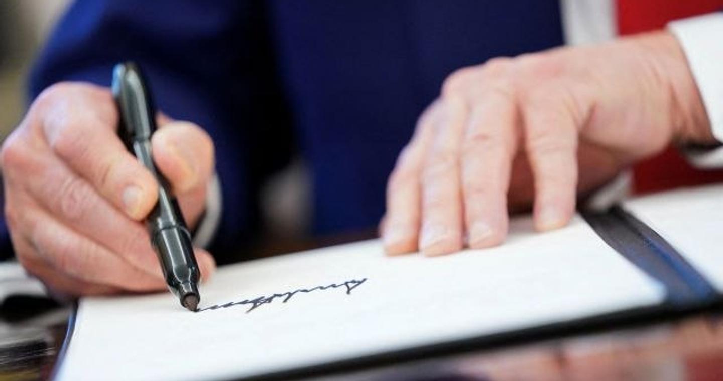 Ο Τραμπ διατάσσει με εκτελεστικό διάταγμα την αποχώρηση των ΗΠΑ από 66 διεθνείς οργανισμούς